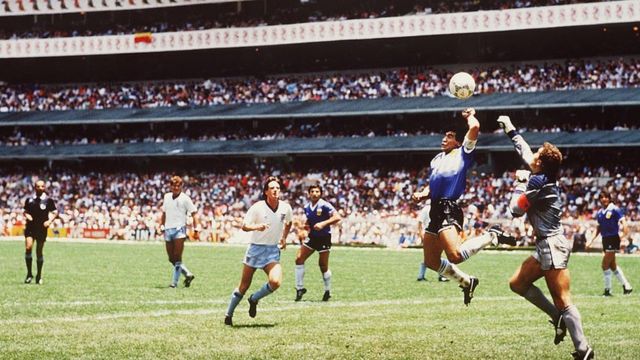 ¿Cuánto pagarías? Camiseta de la “mano de Dios” de Diego Maradona será subastada