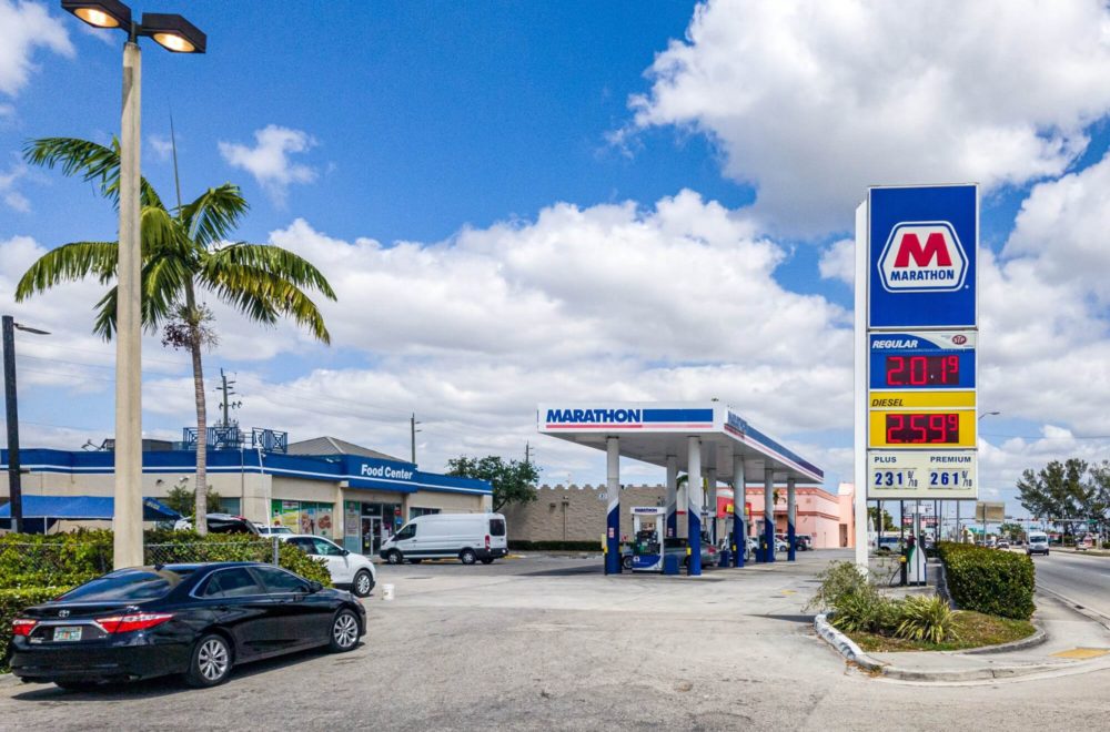 Horror en North Miami: Hombre roció gasolina y golpeó a su novia en público