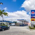 Horror en North Miami: Hombre roció gasolina y golpeó a su novia en público
