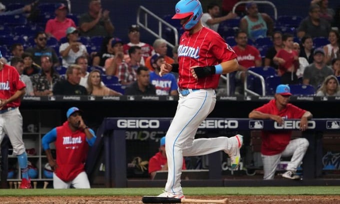 Miami Marlins buscará  barrer la doble cartelera ante Texas Rangers