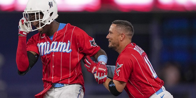 Miami Marlins se une a la locura de utilizar cascos de Fútbol Americano