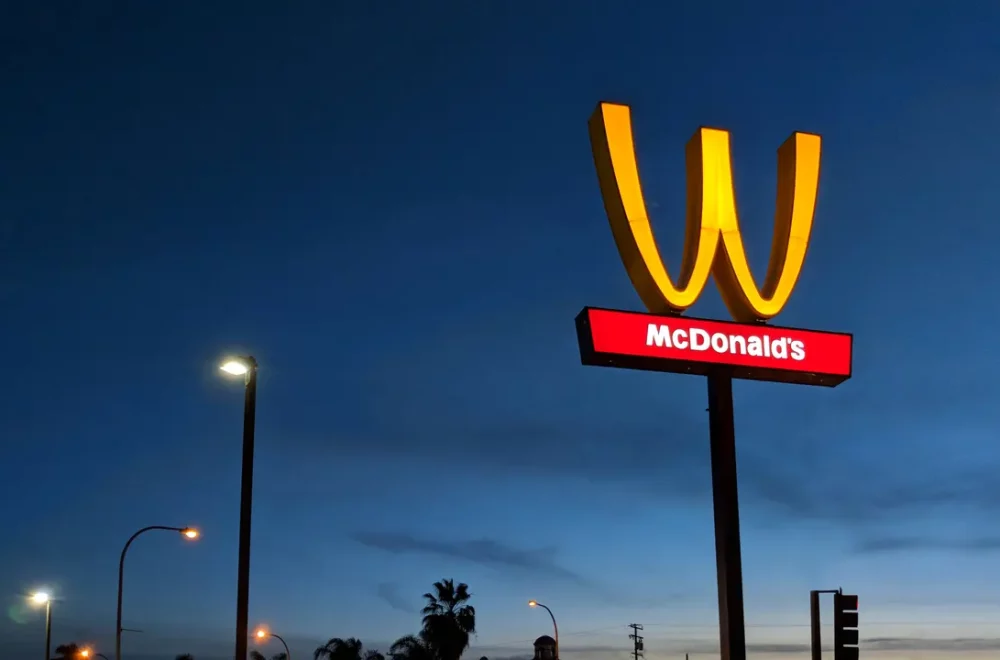 McDonald’s cambiará de nombre: La “M” será reemplazada por la “W”