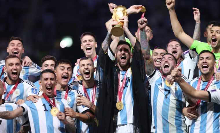 ¿Qué significa la bata que le han puesto a Messi antes de levantar la Copa del Mundo?