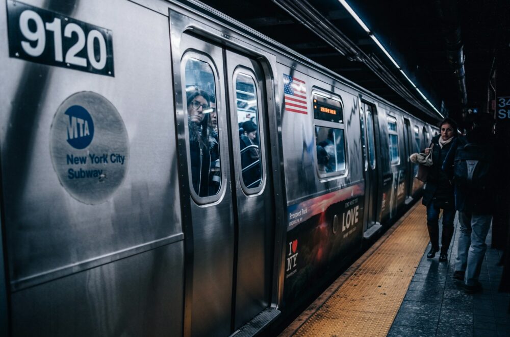 Mujer que dio a luz en el metro de Nueva York estaba reportada como desaparecida en Florida
