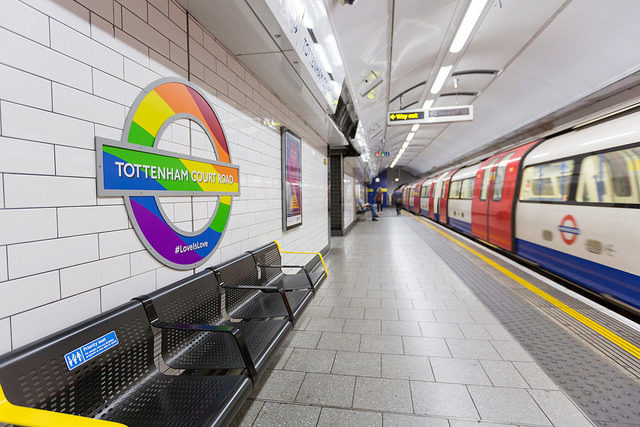 Indignación en Londres por hombre que no le dio su asiento a mujer en muletas en el metro