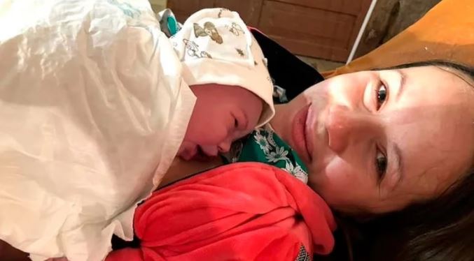 ¡Milagro en guerra! Madre ucraniana dio a luz mientras se refugiaba en el metro de Kiev