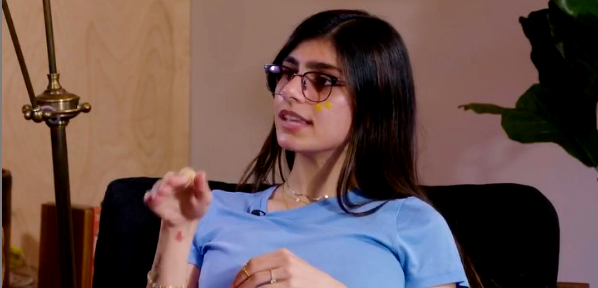 Mia Khalifa subasta sus famosos lentes para ayudar a las víctimas de Beirut