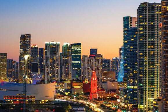 Inversionistas latinos inundan mercado inmobiliario de Miami