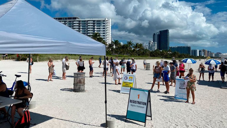 Miami Beach vacuna contra el COVID-19… hasta en la playa