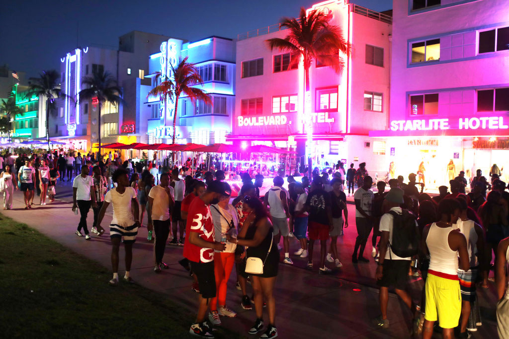 ¡Agresión policial! Turista acusa a policía de Miami Beach de maltrato físico