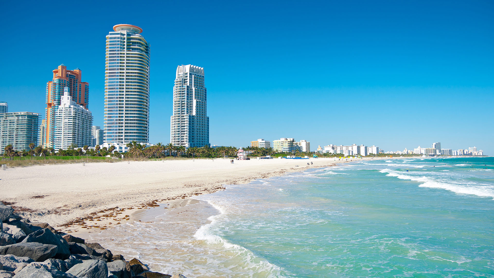 ¡Atención! Ordenan evacuación de condominio frente al mar en Miami Beach