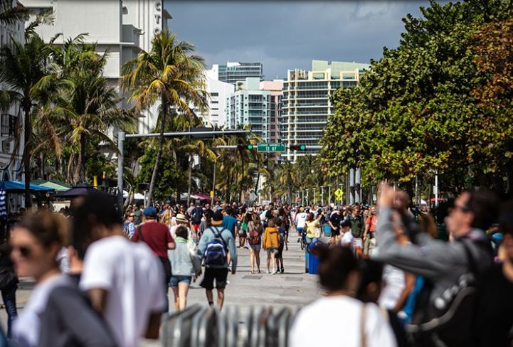 Miami Beach propone plan para reabrir restaurantes, tiendas y gimnasios