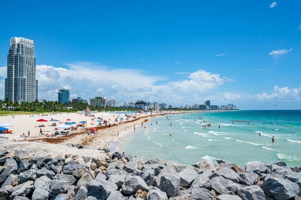 Miami Beach prohibiría fumar en playas y parques