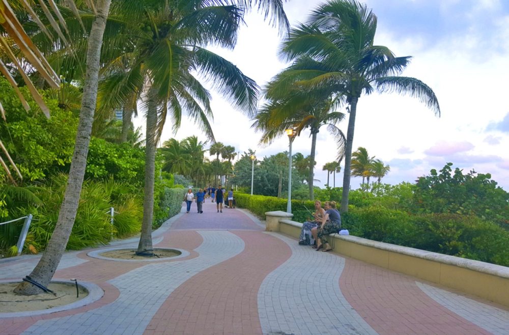 Agresión sexual en Beachwalk de Miami Beach quedó registrada en video; policía busca a sospechoso