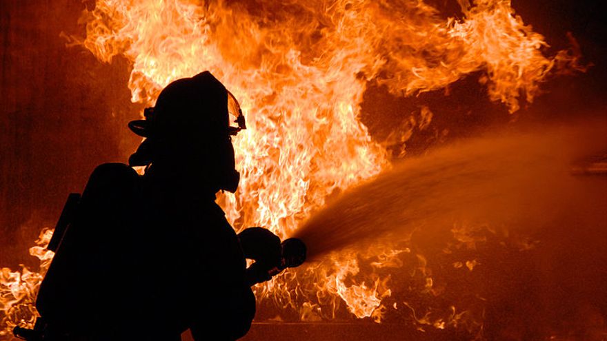Clase 145 de Bomberos de Miami-Dade realiza primera práctica con un incendio en vivo