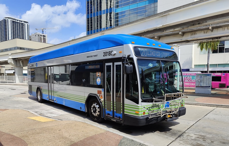 Alcaldesa de Miami-Dade suspende a director que aprobó viajes gratis en autobús
