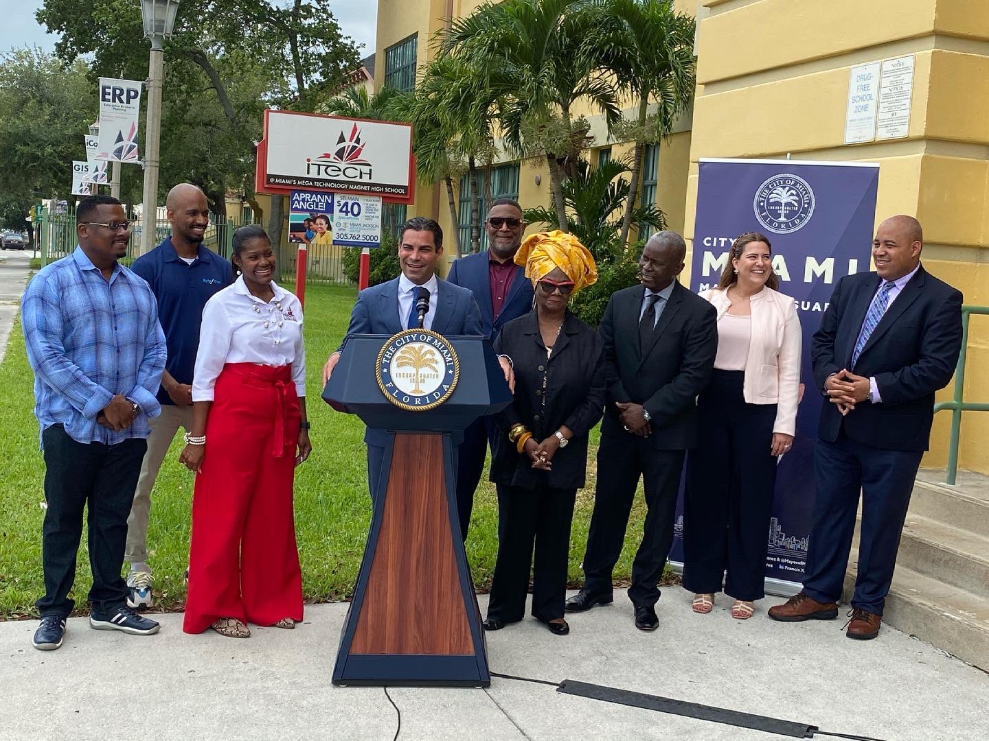 Campaña del alcalde de Miami recaudó $ 70 mil para el iTech Magnet High School