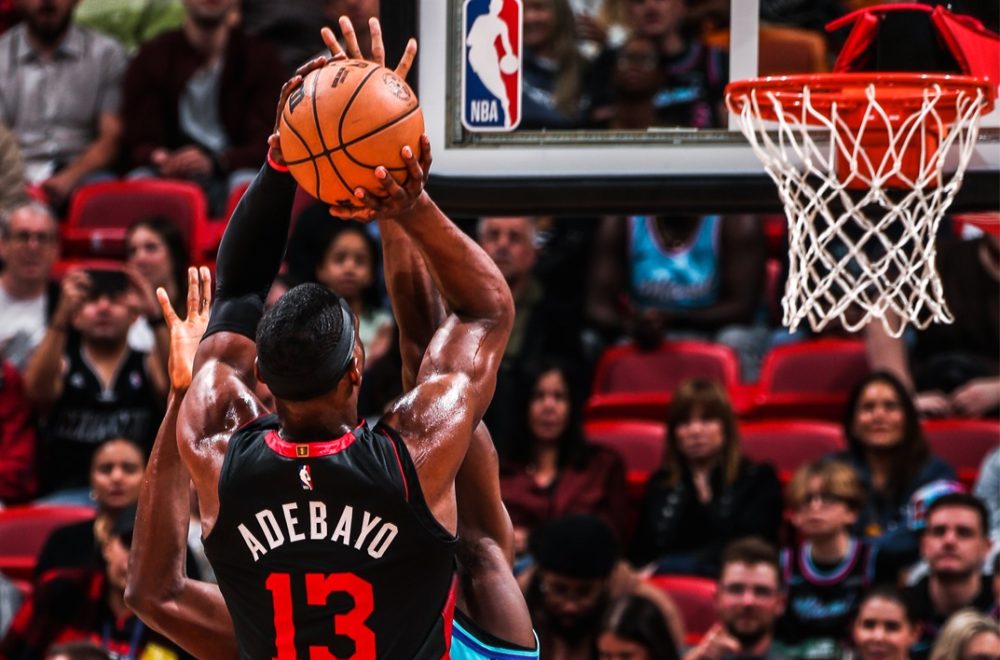 Bam Adebayo estelariza victoria del Miami Heat sobre los Hornets