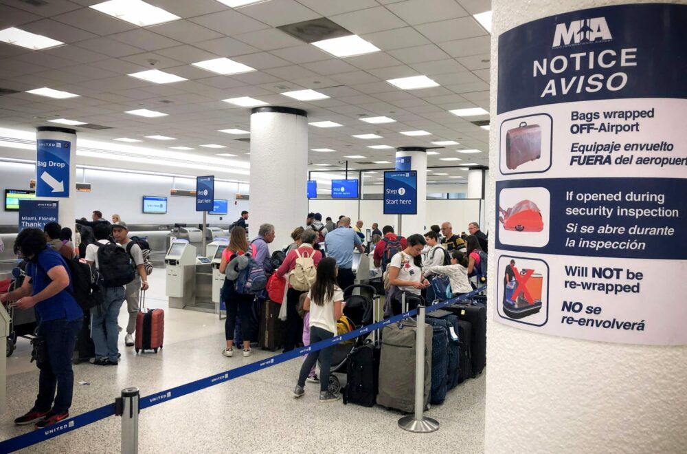 Pastora cubana enfrenta cargos por estafa tras ser detenida en el MIA
