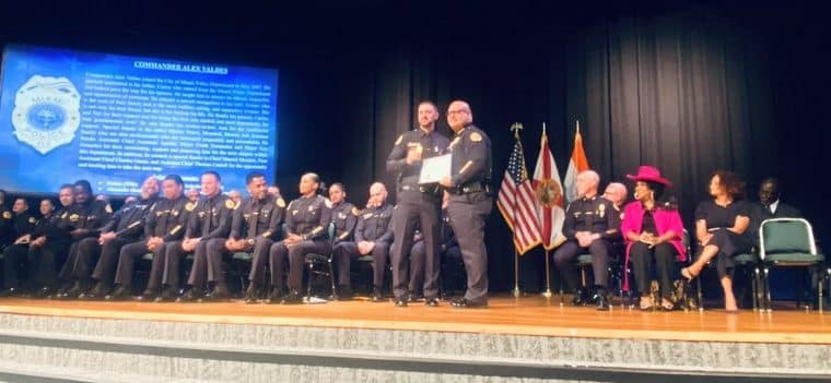 Policía de Miami celebró ceremonia de promoción de 40 oficiales