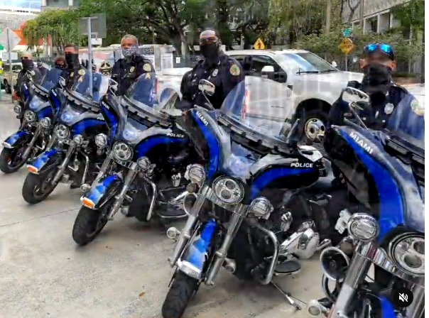¡Valentía! Policías de Miami arriesgan sus vidas para salvar a un extraño en Brickell