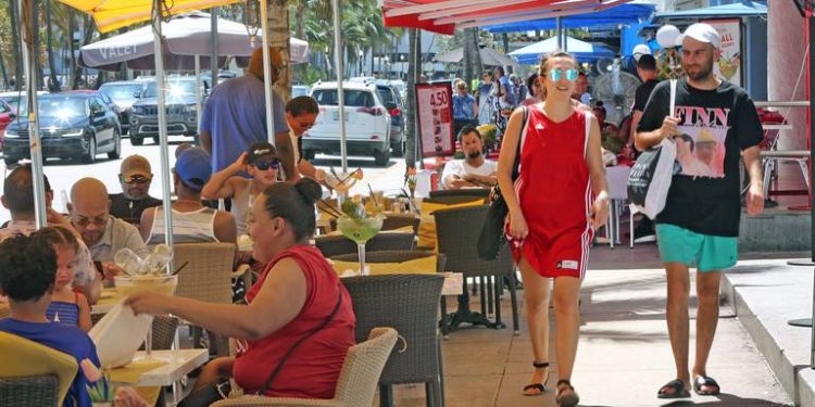 Miami evaluates permanence of restaurants with outdoor services