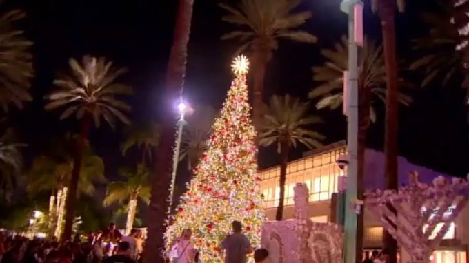 Icónico árbol de Navidad de Lincoln Road en Miami Beach fue encendido