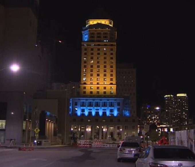 Monumentos de Miami-Dade  se iluminaron con los colores de Ucrania