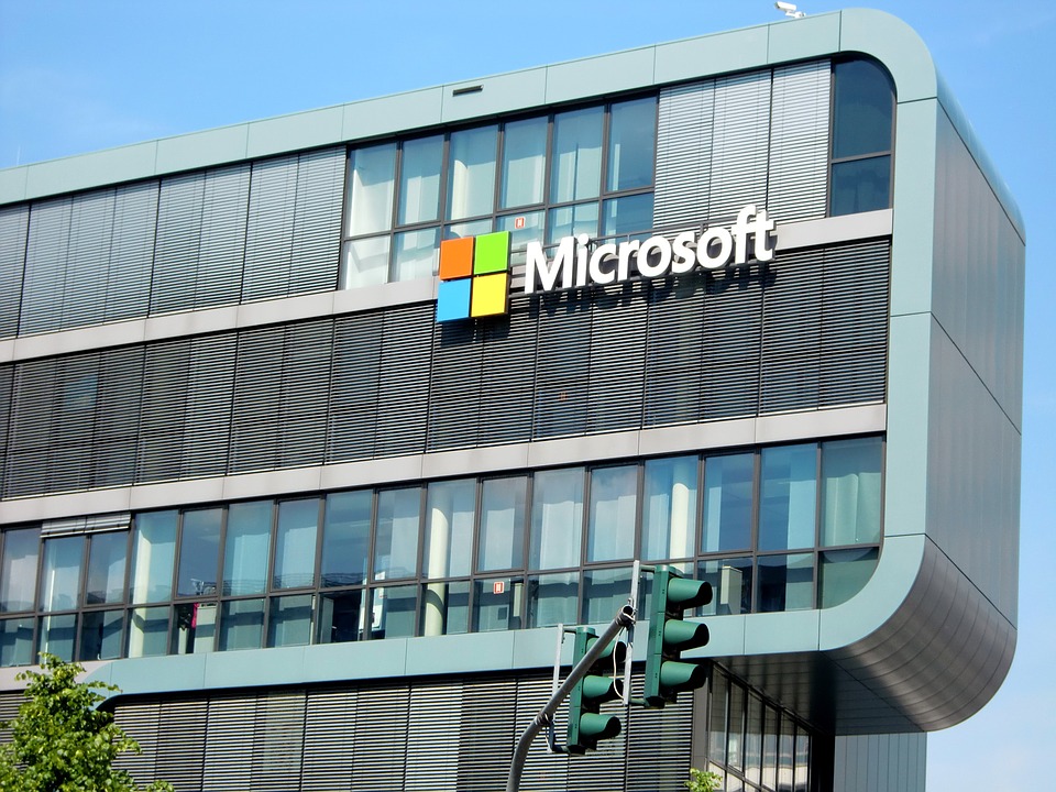 Empresa Microsoft despide a docenas de empleados y los sustituye con ‘robots