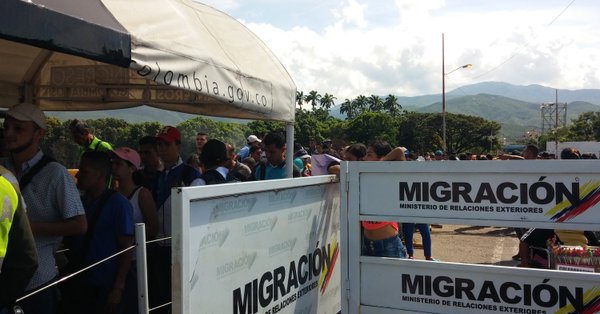 Migrantes venezolanos recurren a grupos criminales para salir del país