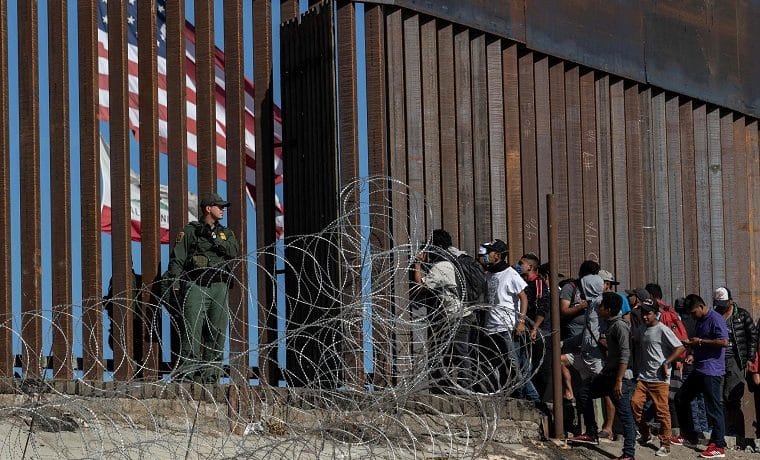 Migrantes aprovecharon descuido de vigilancia y cruzaron por puerta abierta en muro fronterizo
