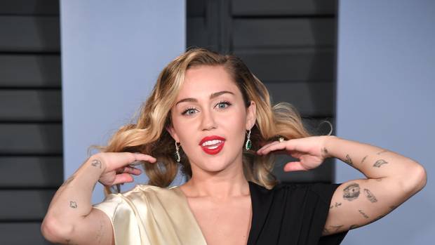 Miley Cyrus enciende Instagram al mostrarse como Dios la trajo al mundo +Foto