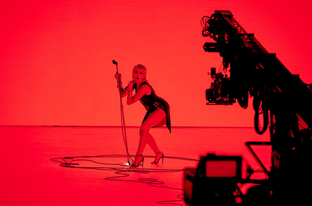 Miley Cyrus rememora su ‘Wrecking Ball’ en los MTV VMAs 2020 (VIDEO)