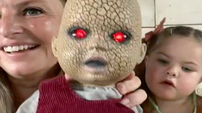 Niña causa impacto por su muñeca con aspecto diabólico