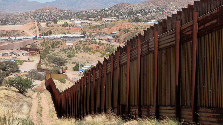 Biden ordena reforzar muro fronterizo en Texas para frenar cruces ilegales