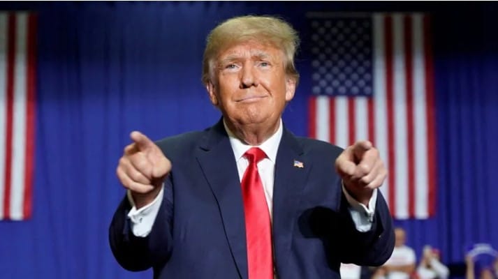 Donald Trump celebra la compra de Twitter por parte de Elon Musk