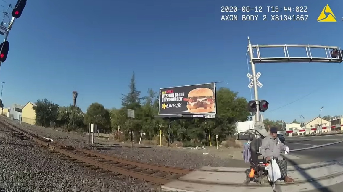¡La heroína del día! Policía salva a un hombre en silla de ruedas de ser arrollado por un tren (VIDEO)
