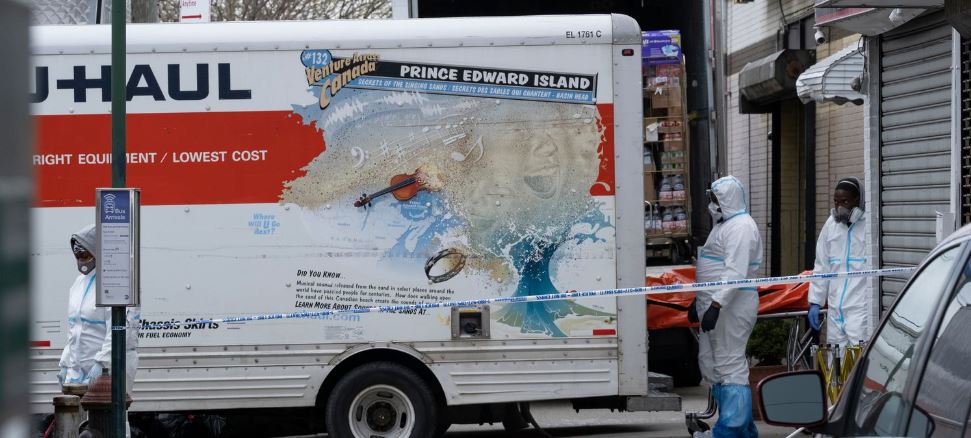 ¡Espeluznante! Policía de Nueva York localiza decenas de cadáveres en camiones de mudanza sin refrigeración