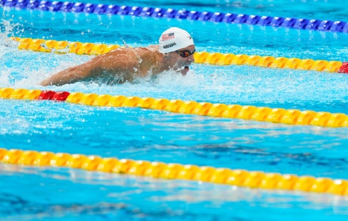 Nadador estadounidense empató  récord olímpico en 100 metros mariposa