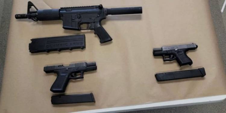 Adolescente dispara a dos niños para quitarles sus celulares en Miami-Dade