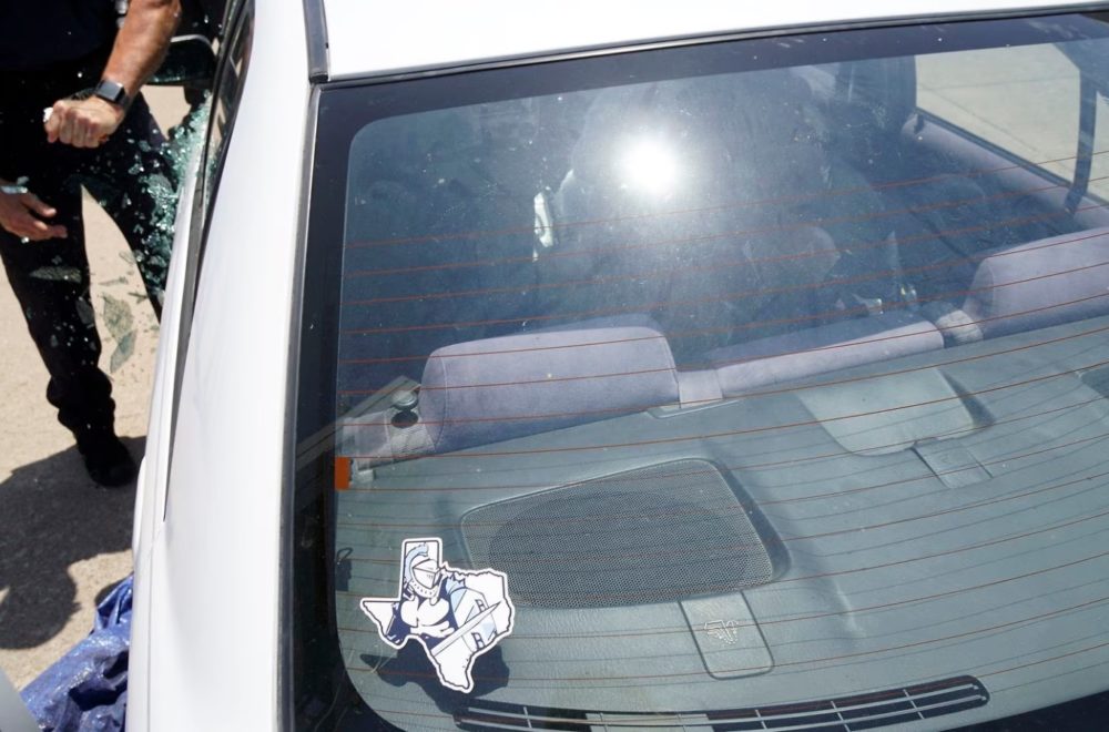 Angustiante video: destroza vidrio de un auto para evitar que bebé muera de calor