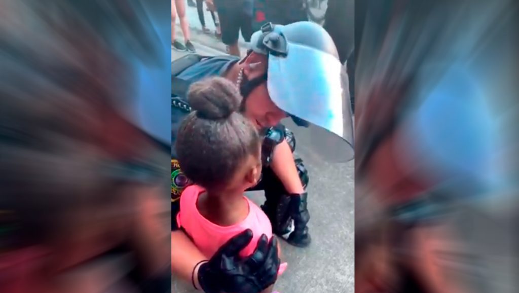 ¿Nos vas a disparar?: Este es el conmovedor diálogo de una niña de cinco años y un oficial durante las protestas en EE.UU. (video)