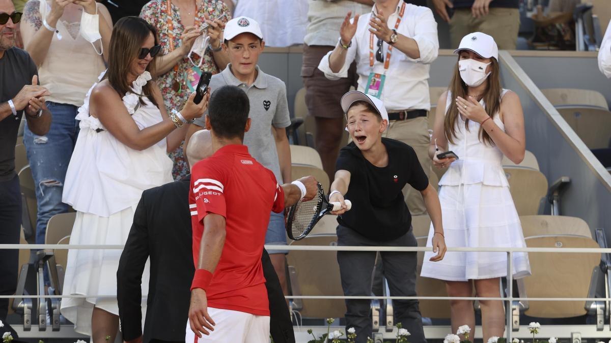 La viral reacción de un niño al que Djokovic le regala su raqueta tras ganar Roland Garros