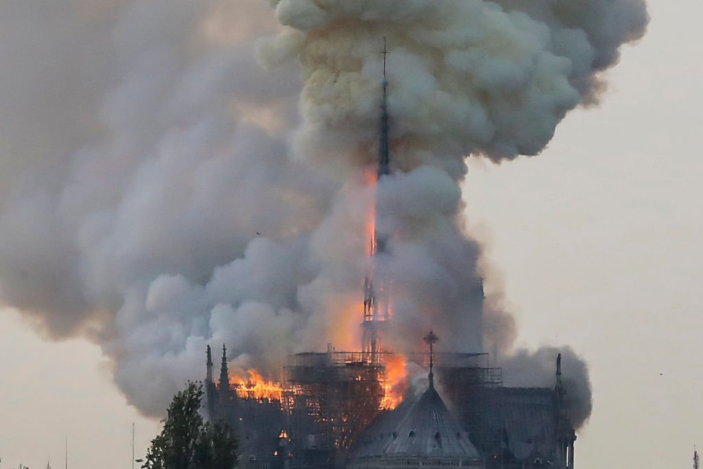 Incendio consume el tejado de la catedral de Notre Dame en París (Videos)