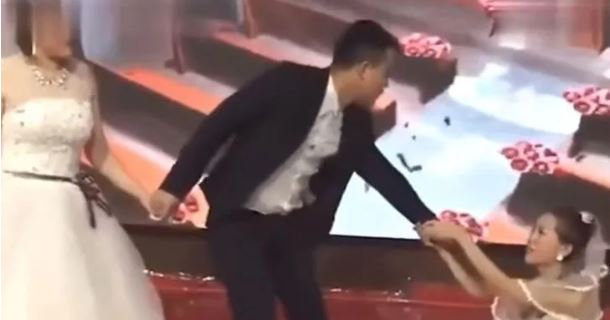 Mujer llegó vestida de novia a la boda de su ex a suplicarle de rodillas que no se case (Video)