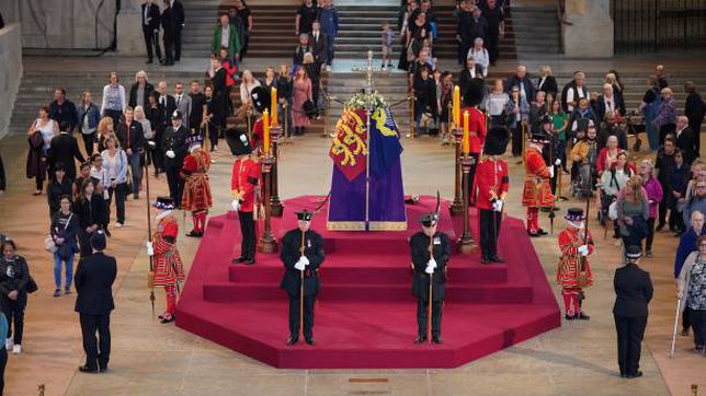¡Una cifra jamás vista! Esta fue la cantidad de personas que ingresaron a la capilla ardiente de Isabel II