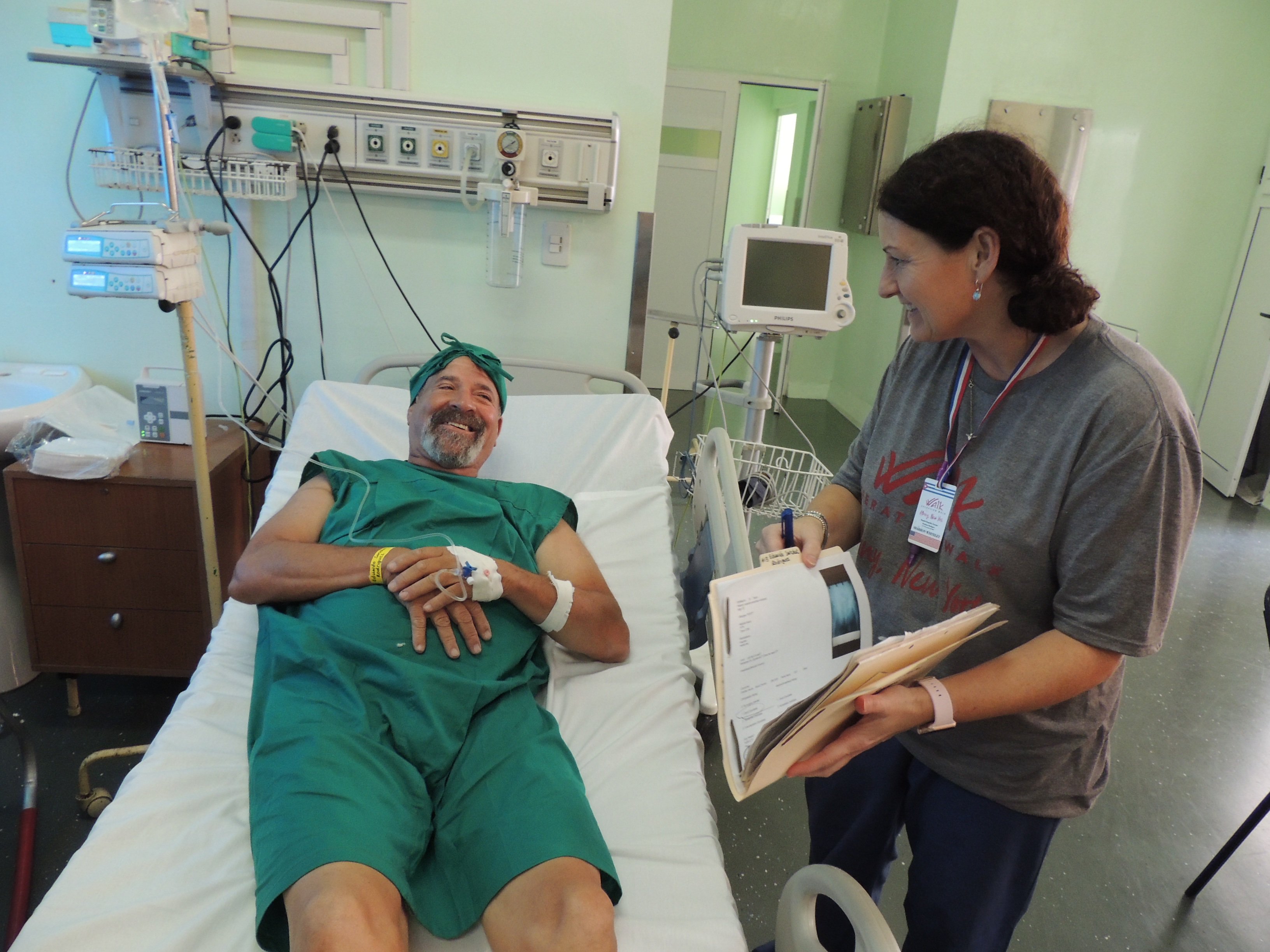 Médicos estadounidenses colocaron medio centenar de implantes de cadera y rodilla en Cuba