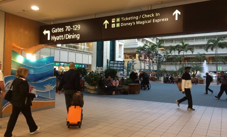 Mujer abordó avión sin tarjeta de embarque ni identificación en Aeropuerto de Orlando