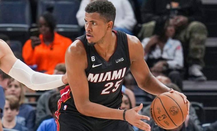 Miami Heat firmó contrato a pívot de la G League