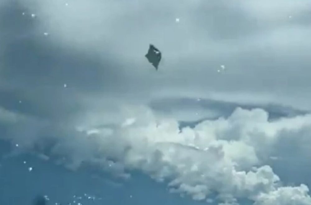 Video: Modelo captura extrañas imágenes de ovni desde un avión